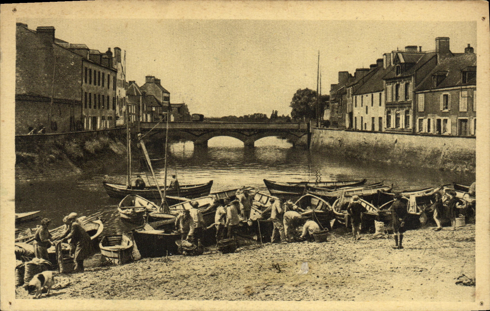 VINTAGE POSTCARD Isigny On Sea the Hold With the Moulds