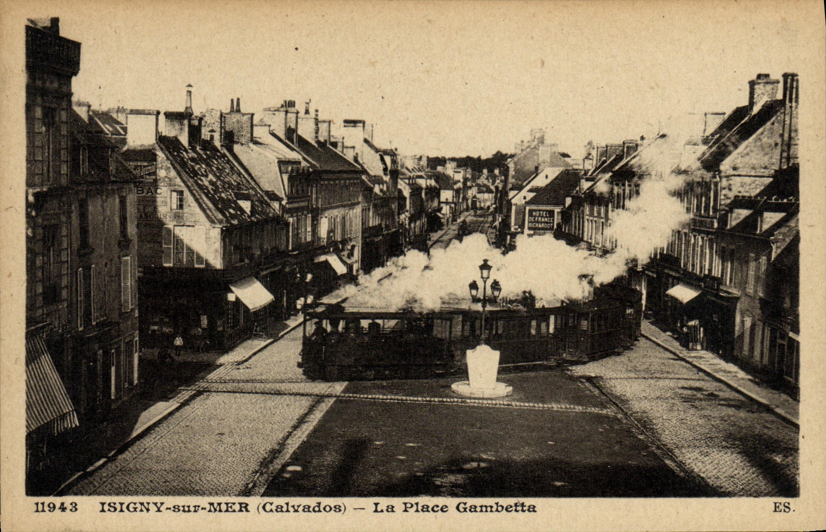 CPA Isigny sur Mer La Place Gambetta Train Tramway TOP