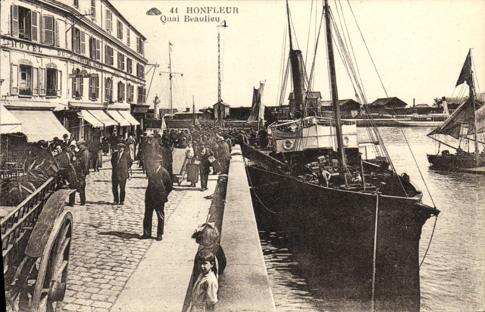 CPA Honfleur Le Quai Beaulieu Bateau