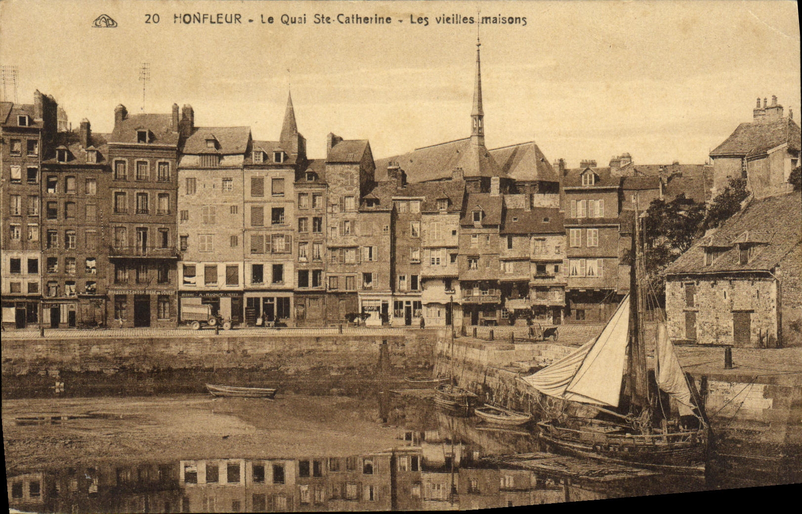 CPA Honfleur Le Quai Ste Catherine Les Vieilles maisons 