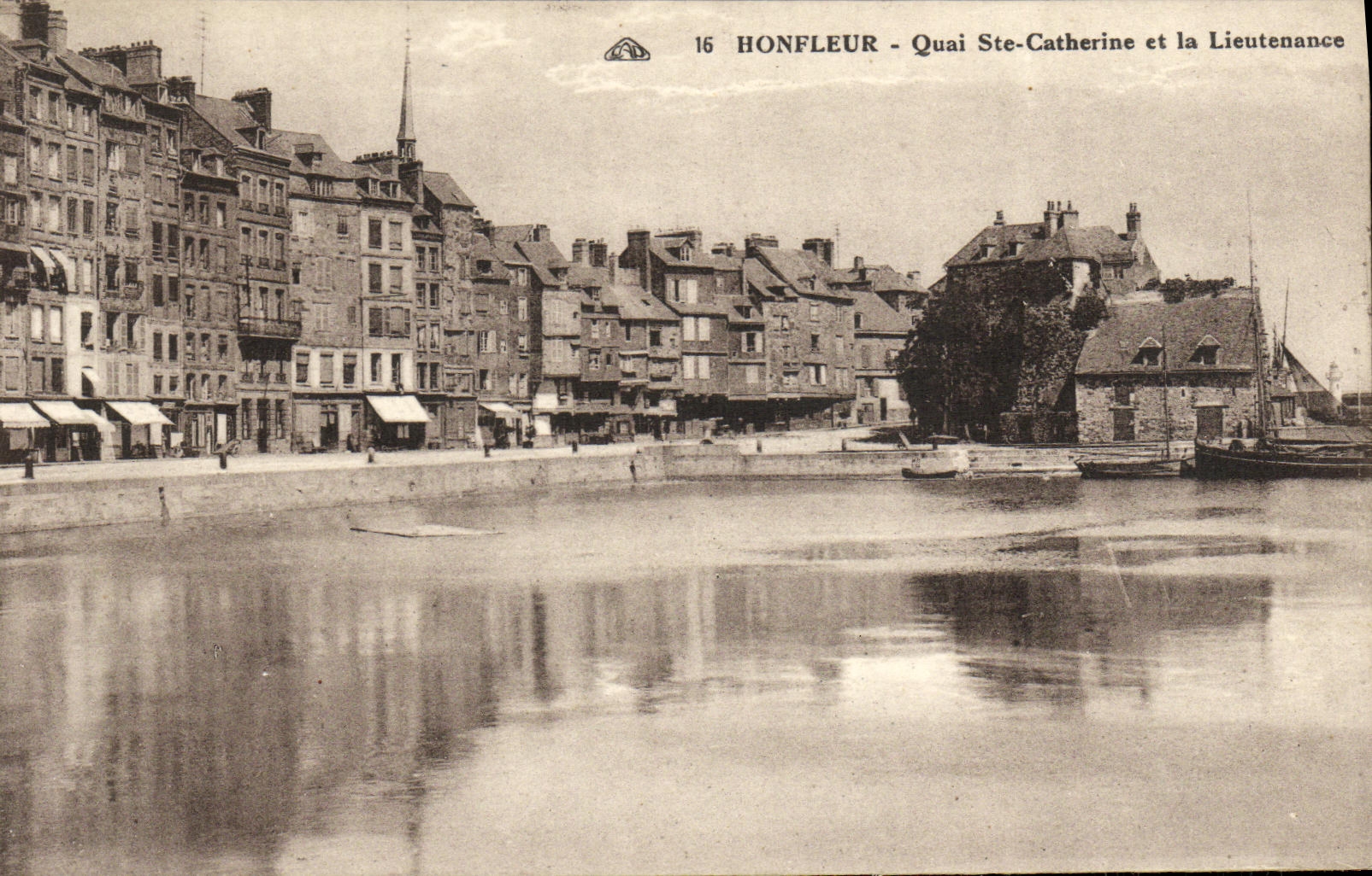 CPA Honfleur Le Quai Ste Catherine et la Lieutenance