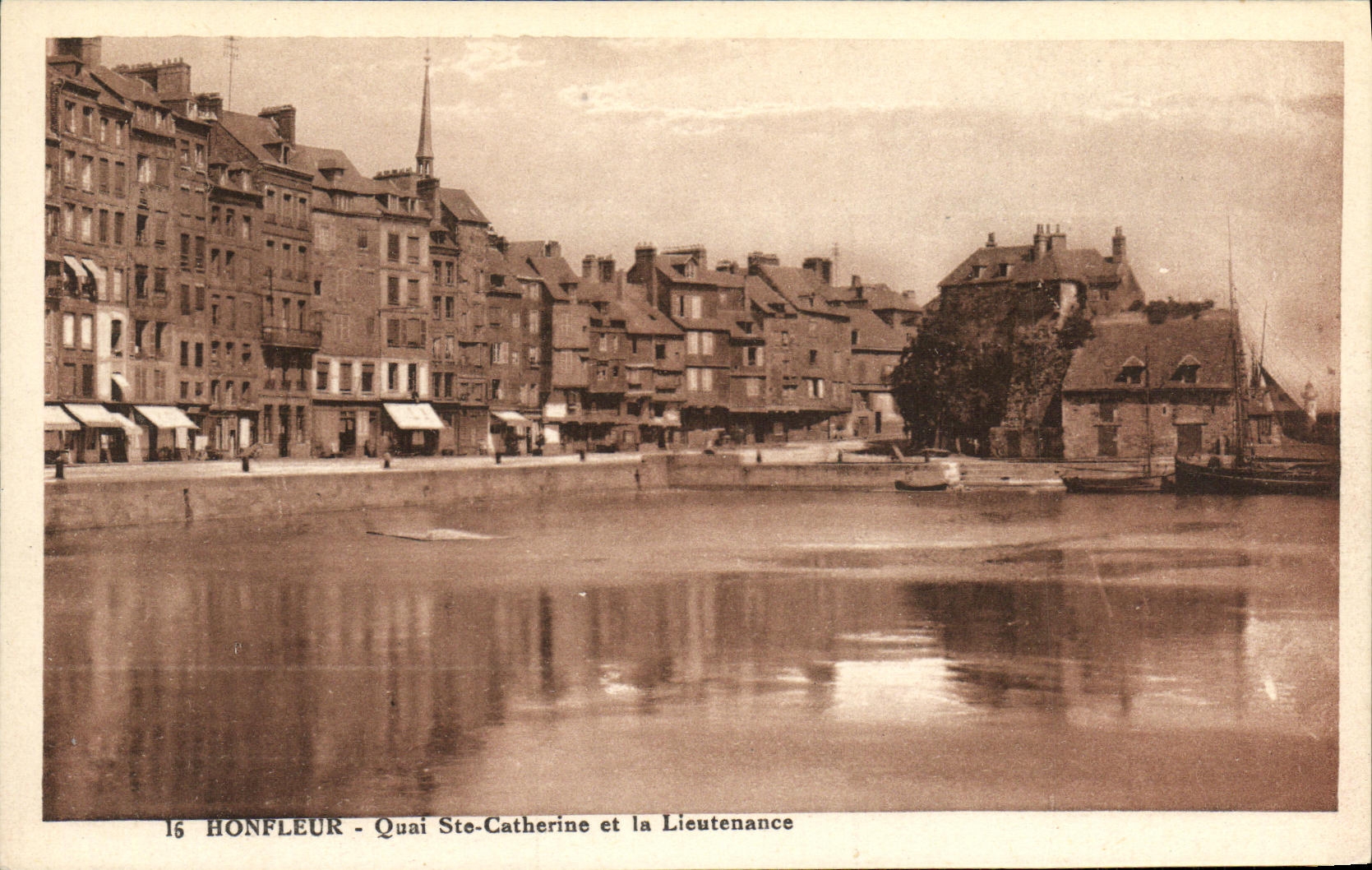 CPA Honfleur Le Quai Ste Catherine et la Lieutenannce