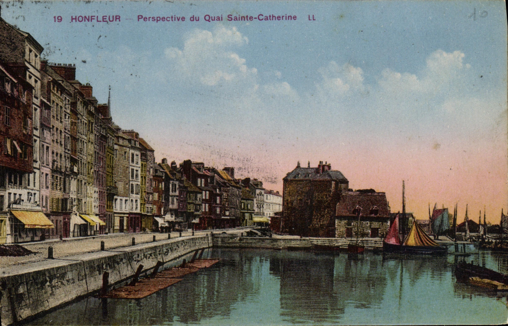 CPA Honfleur Perspective du Quai Saint Catherine