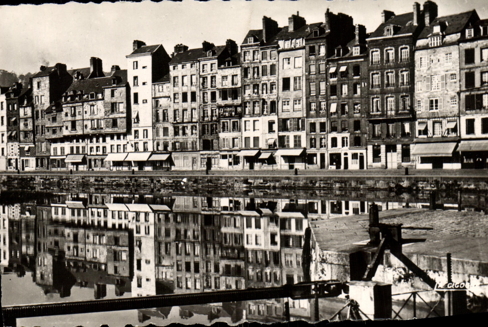 CPM Honfleur Le Quai Ste Catherine et le Vieux Bassin