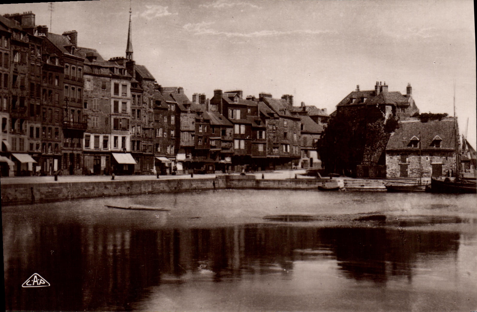 CPM Honfleur Quai Ste Catherine et la Lieutenance
