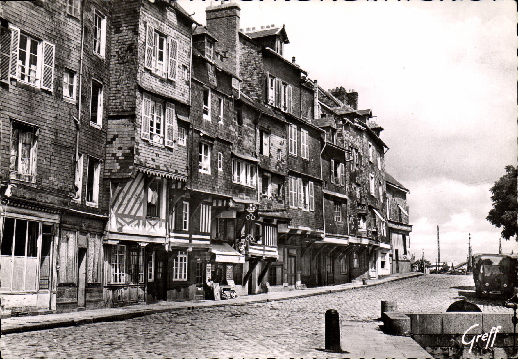 CPM Honfleur Quai Saint Etienne Vieilles maisons