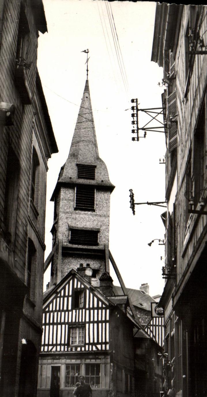 CPM Honfleur La Rue des Lingots et Clocher Sainte Catherine