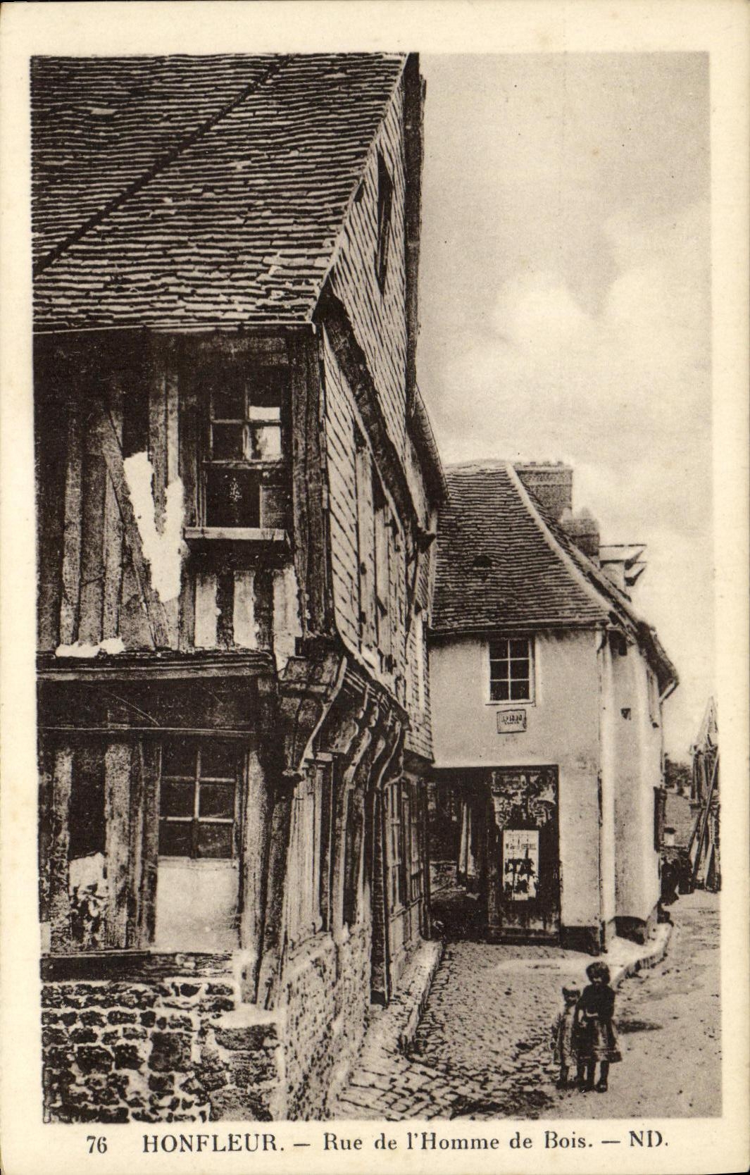 CPA Honfleur La Rue L Homme de Bois