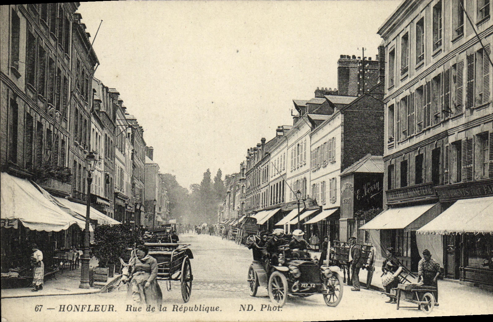 CPA Honfleur La Rue de la Republique Automobile