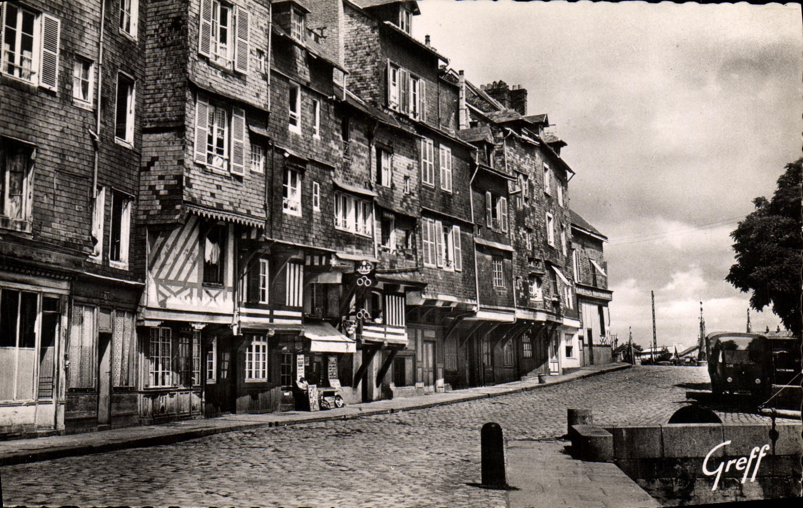 CPM Honfleur Le quai Sainte Catherine Vieilles maisons du 17eme