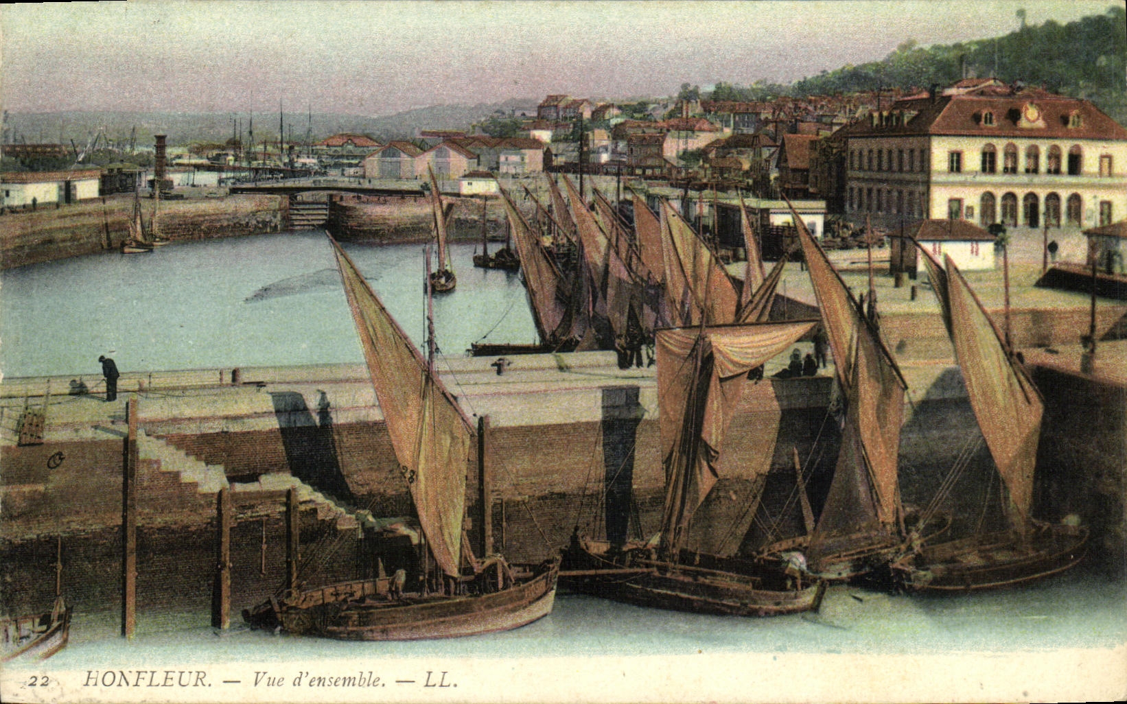 CPA Honfleur Vue d ensemble Bateaux
