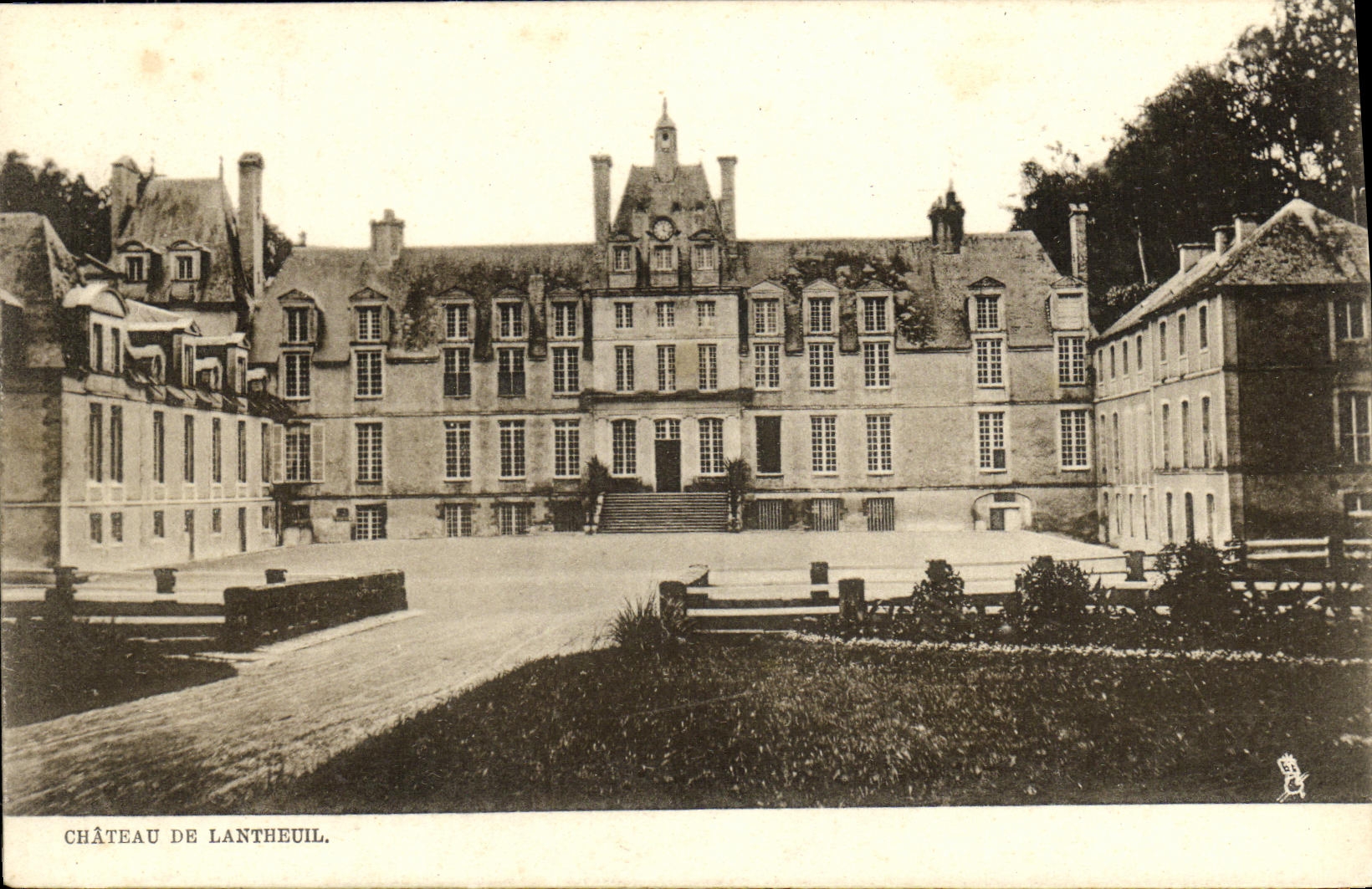VINTAGE POSTCARD Castle De Lantheuil