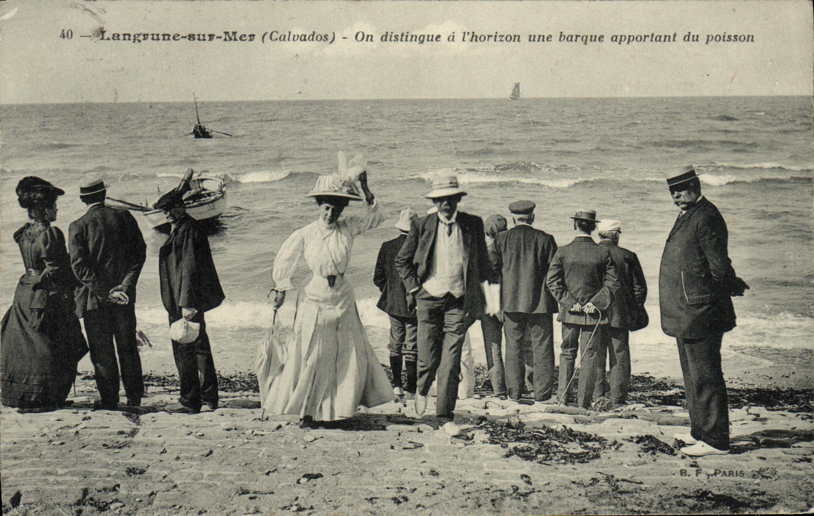 VINTAGE POSTCARD Langrune On Mer One Distinguishes has L Horizon a boat bringing of fish