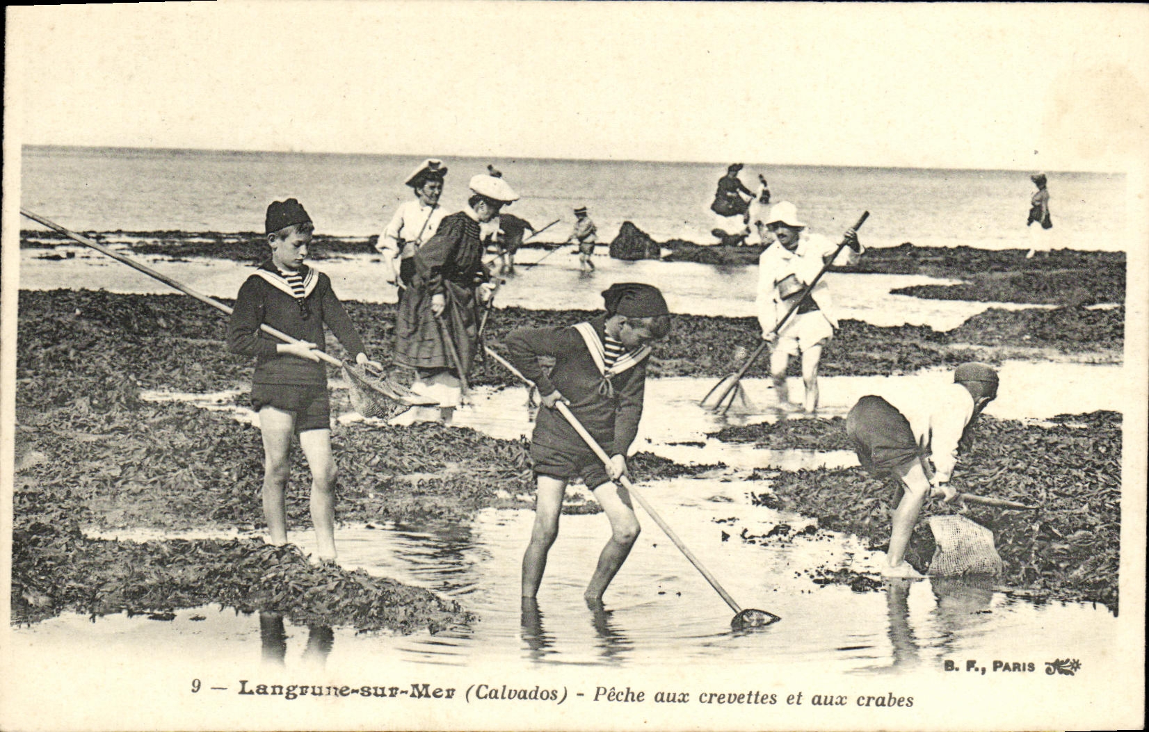 VINTAGE POSTCARD Langrune On Mer Fishes With Shrimps and the Crabs Children