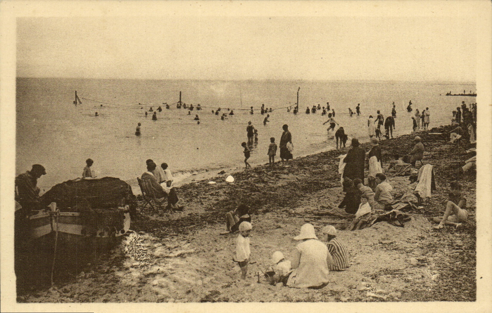 VINTAGE POSTCARD Langrune On Mer the Villas beach has L hour of the bath