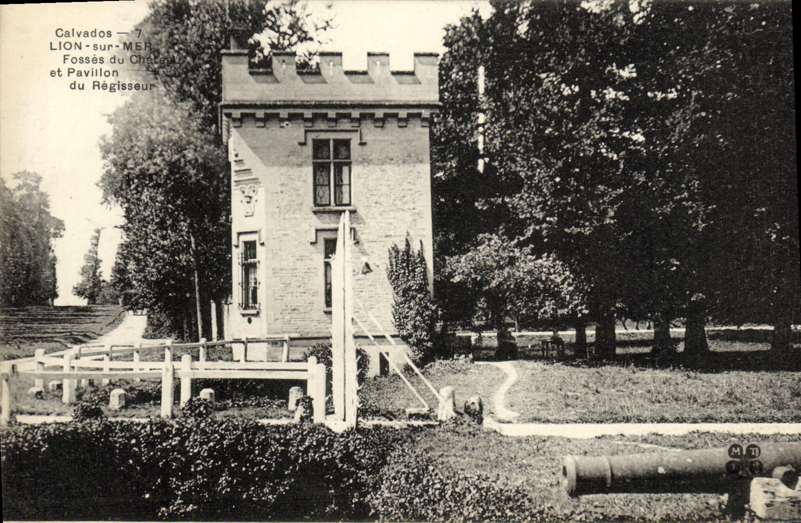 VINTAGE POSTCARD Lion sur Mer Pits of the castle and house of the manager