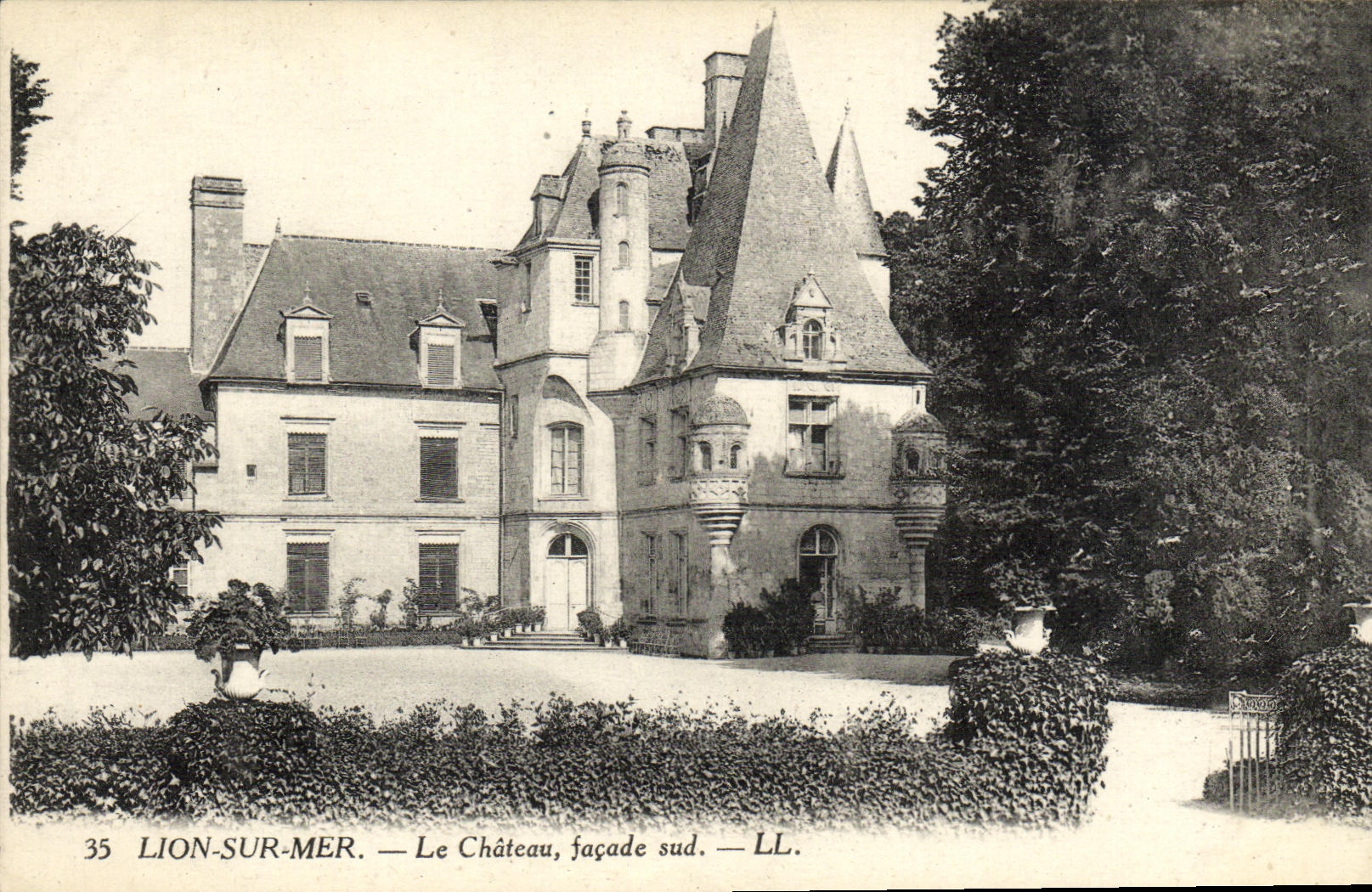 VINTAGE POSTCARD Lion sur Mer the Castle Southern Frontage