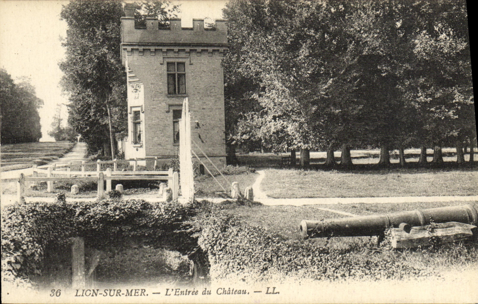 VINTAGE POSTCARD Lion sur Mer L Entered of the Castle