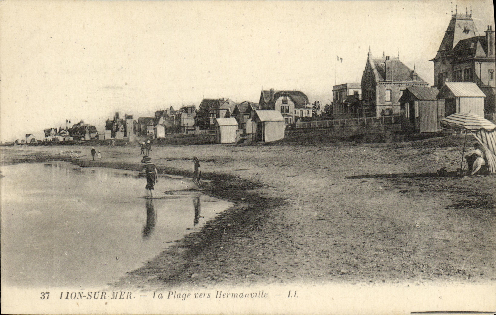 VINTAGE POSTCARD Lion sur Mer the Beach Towards Hermanville
