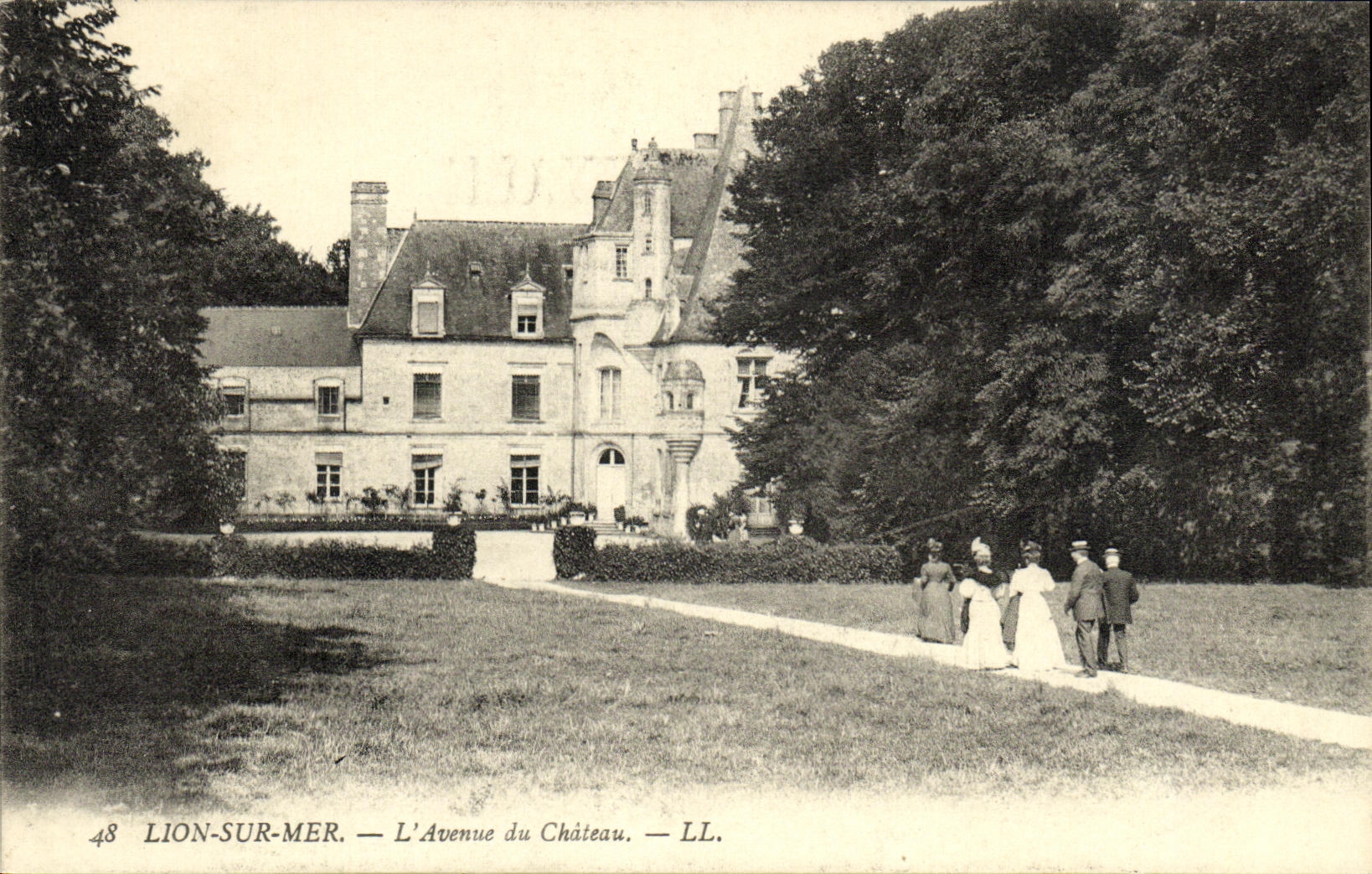 VINTAGE POSTCARD Lion sur Mer L Avenue of the Castle