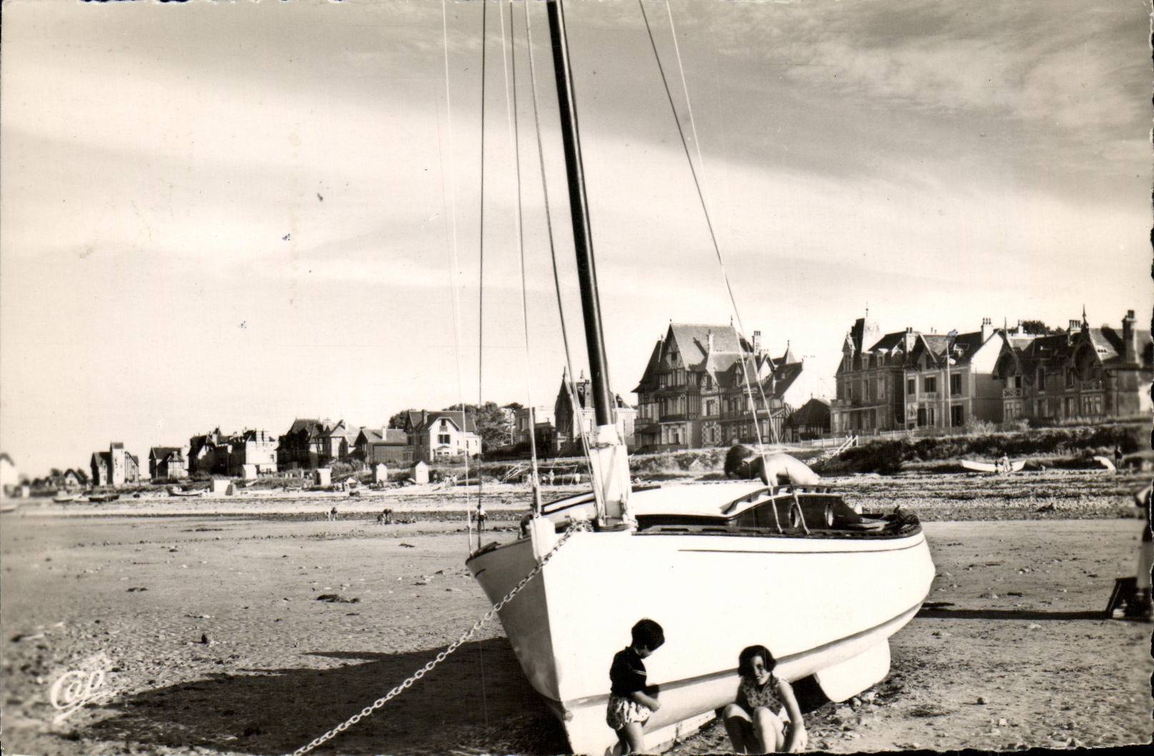 MODERN CARD Lion sur Mer the Beach and the Villas Boat