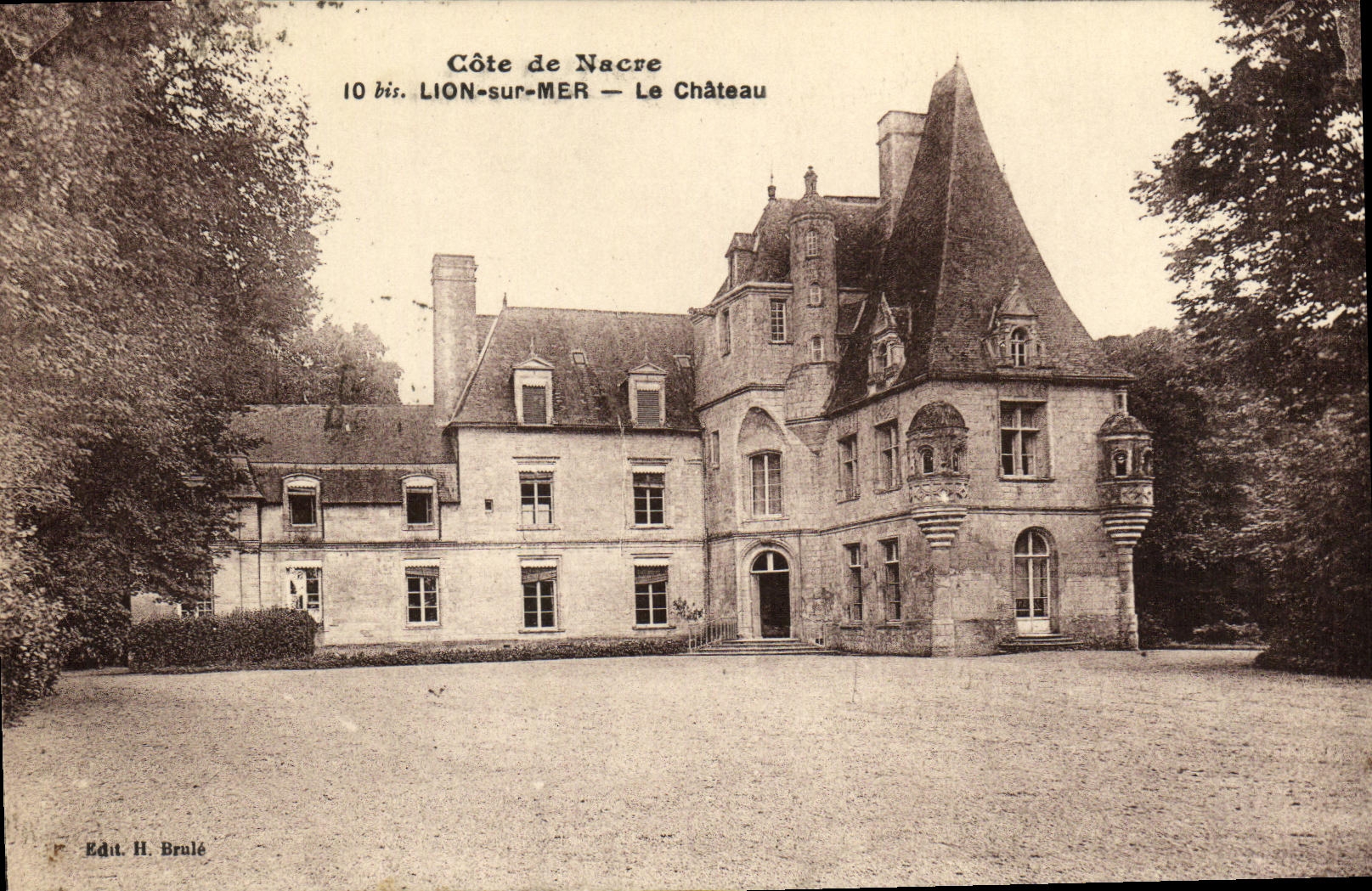 VINTAGE POSTCARD Lion sur Mer the Park and Castle