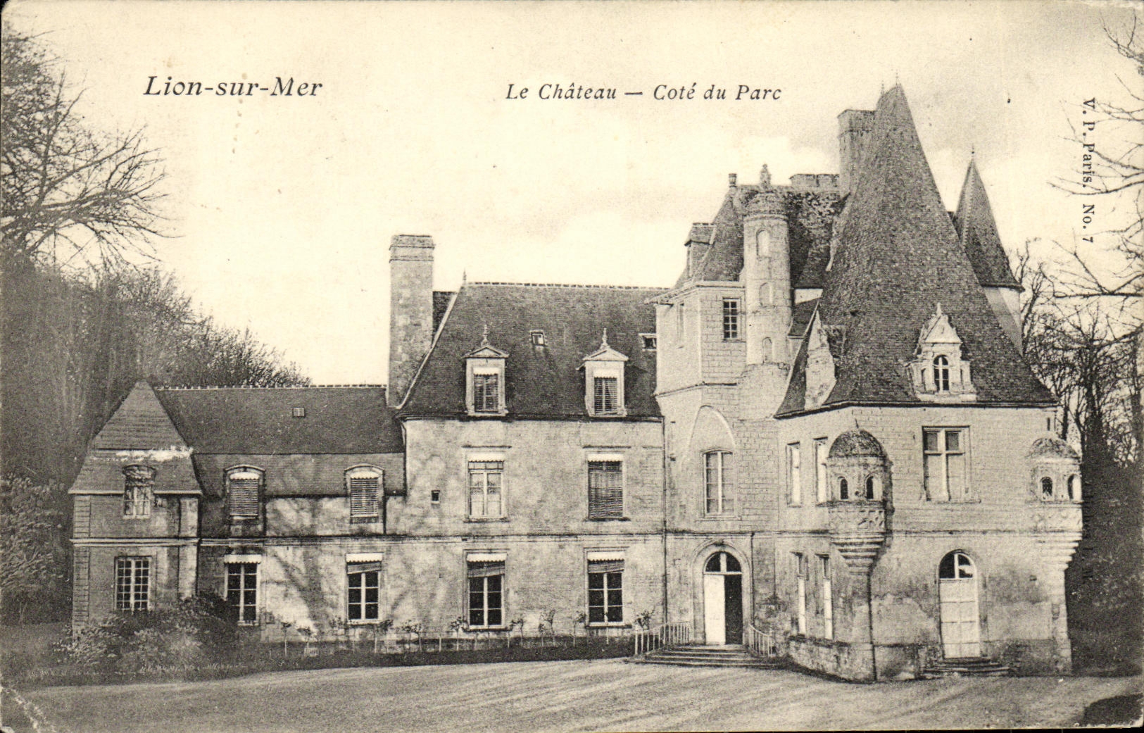 VINTAGE POSTCARD Lion sur Mer the Castle Dimensions Park