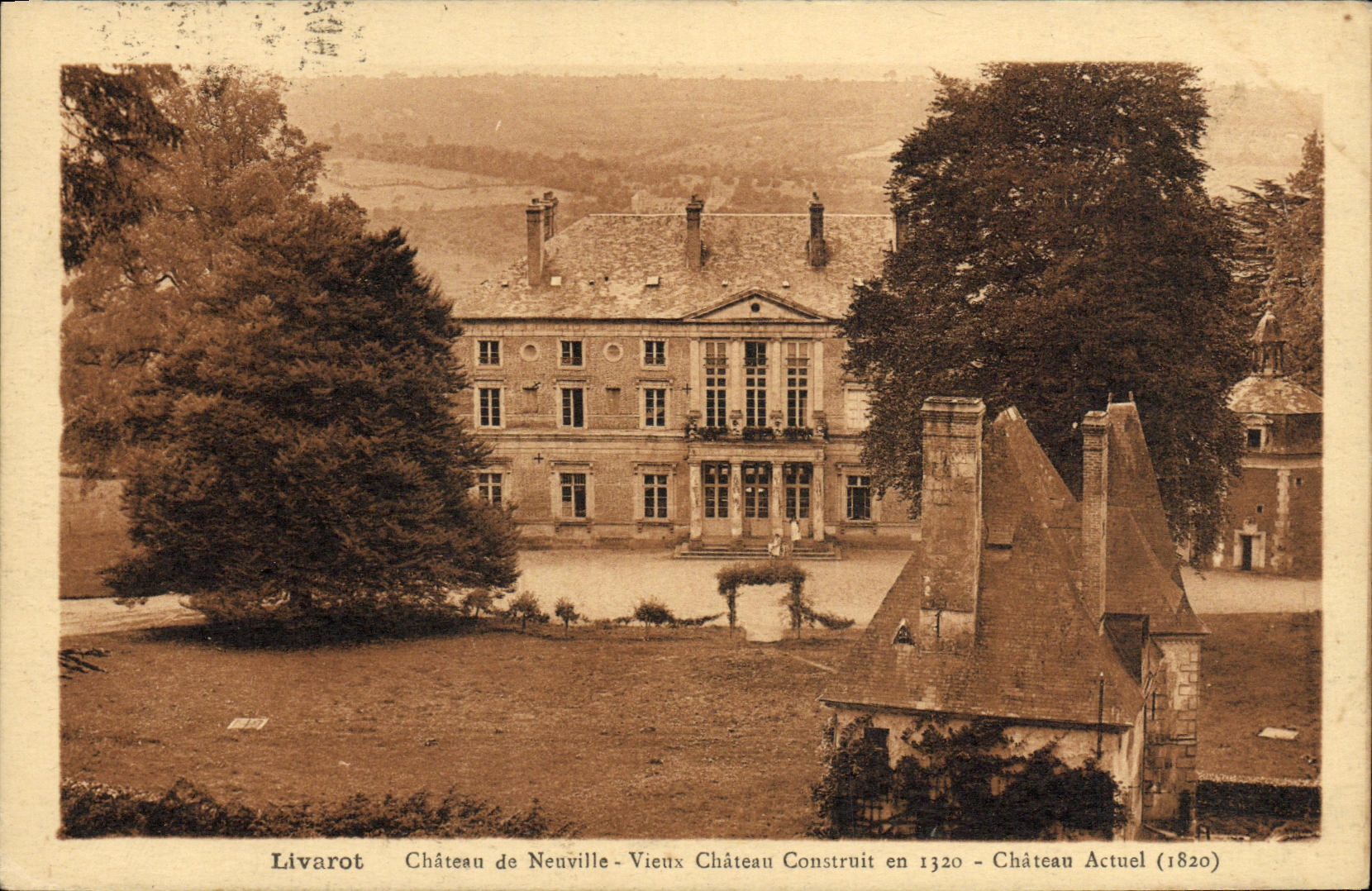 CPA Livarot Chateau de Neuville Vieux Chateau Construit en 1320 Chateau Actuel