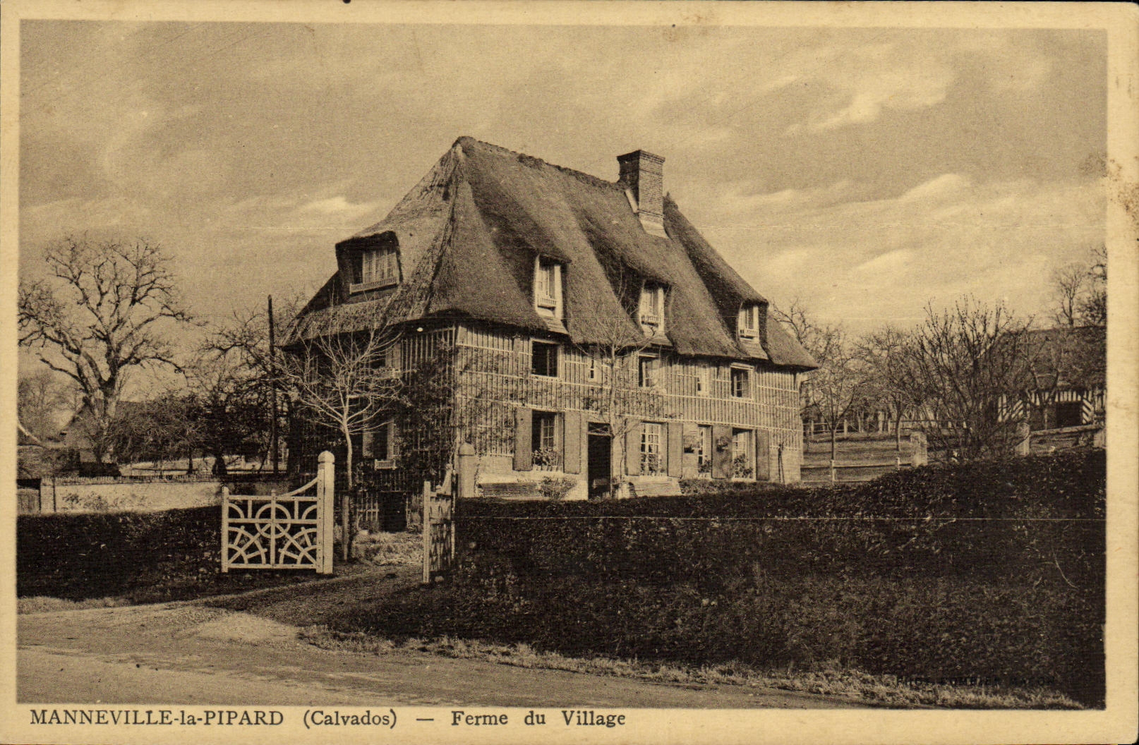 VINTAGE POSTCARD Manneville Pipard Closes Village