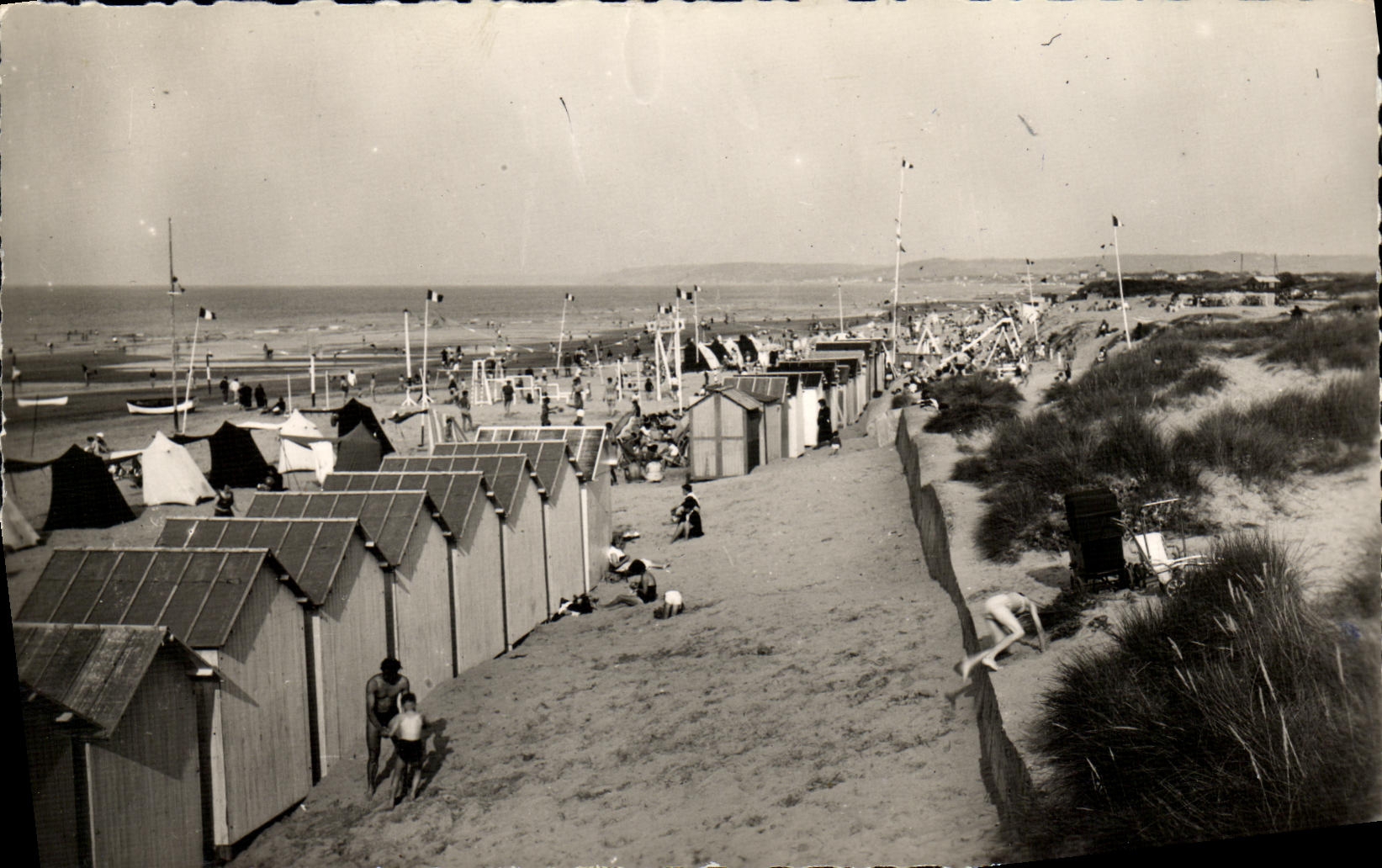 CPM K Merville Franceville Plage Vue d Ensemble et la Plage Cabines et Jeux