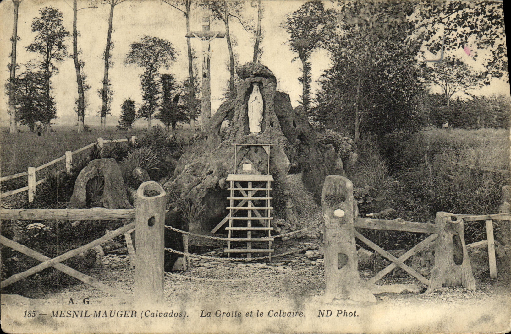 CPA Mesnil Mauger La Grotte et le Calvaire