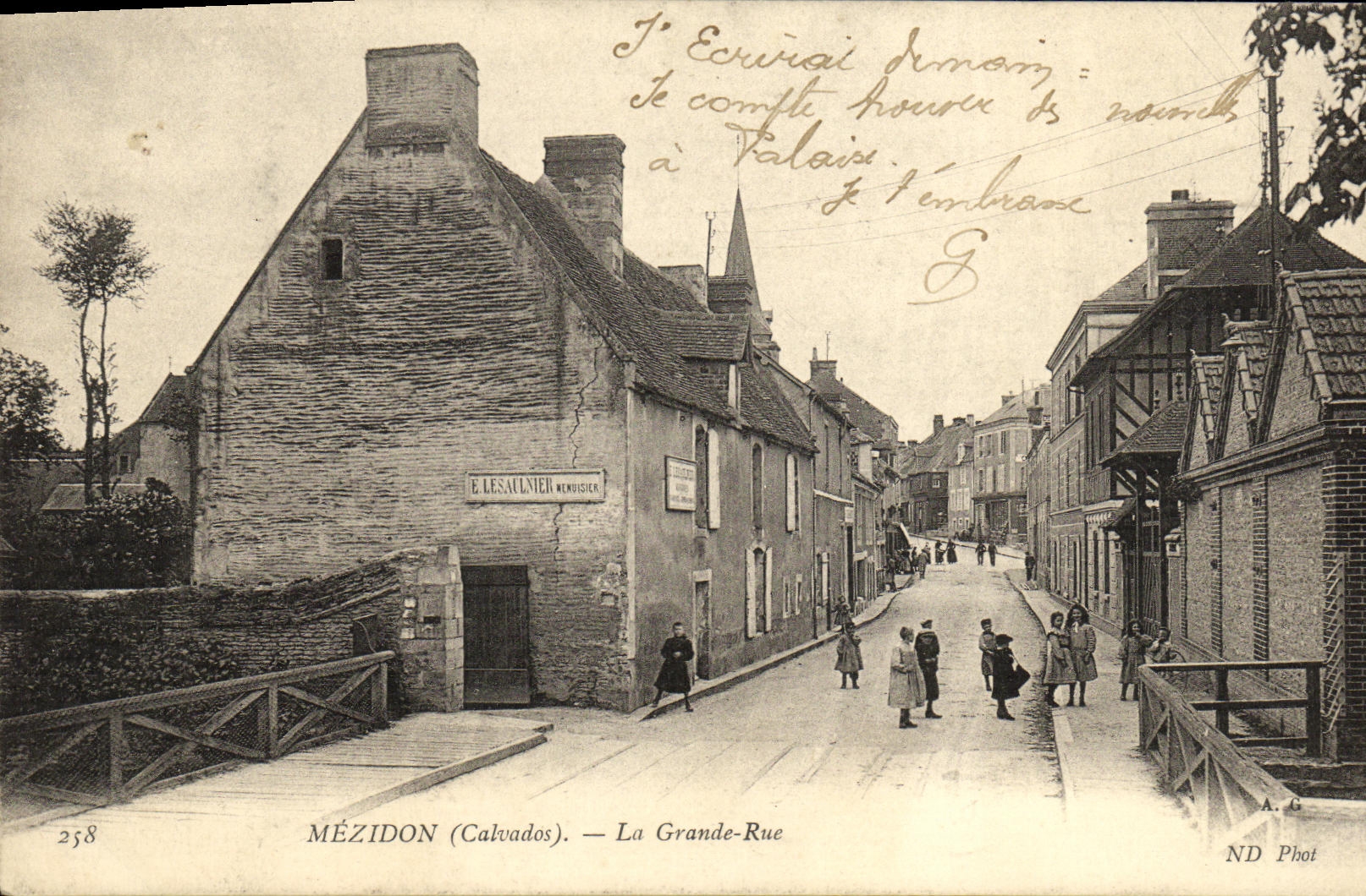 CPA Mezidon La Grande Rue