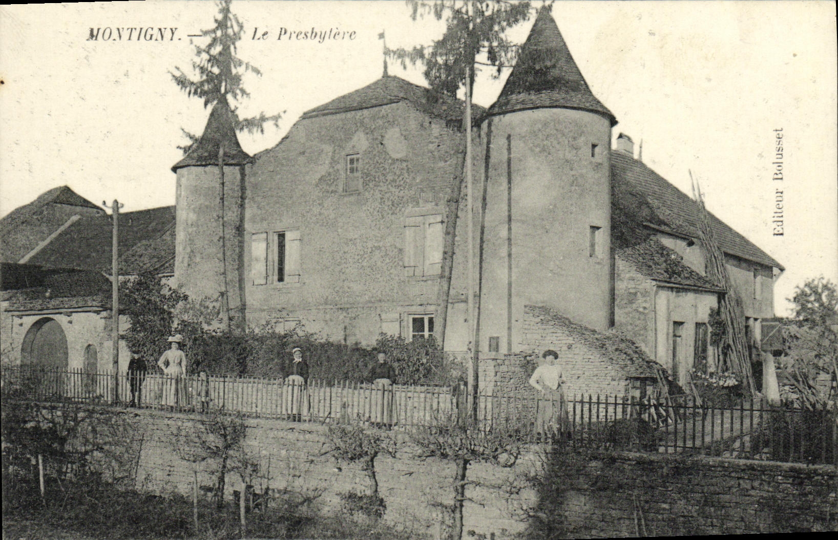 VINTAGE POSTCARD Montigny the Presbytery