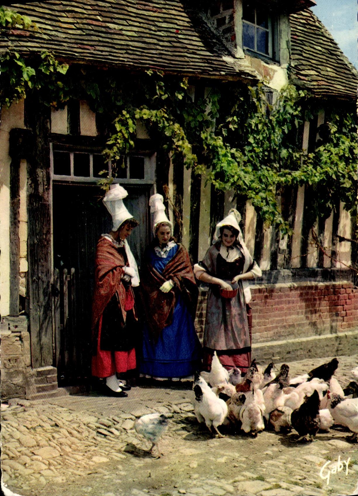 CPM Folklore de France La Normandie Costume Montreuil en Auge Coifess dites Sabot d Yvetot et de Pont L Eveque