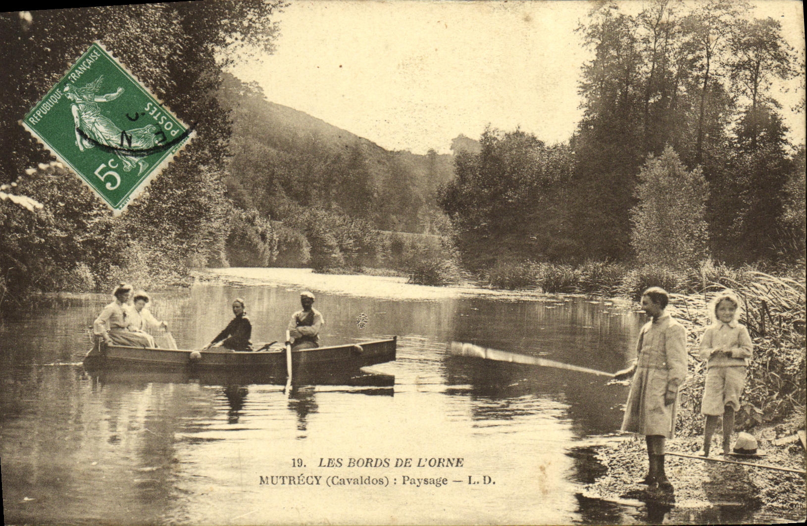 CPA Les Bords De L Orne Mutrecy Paysage Enfants Barque