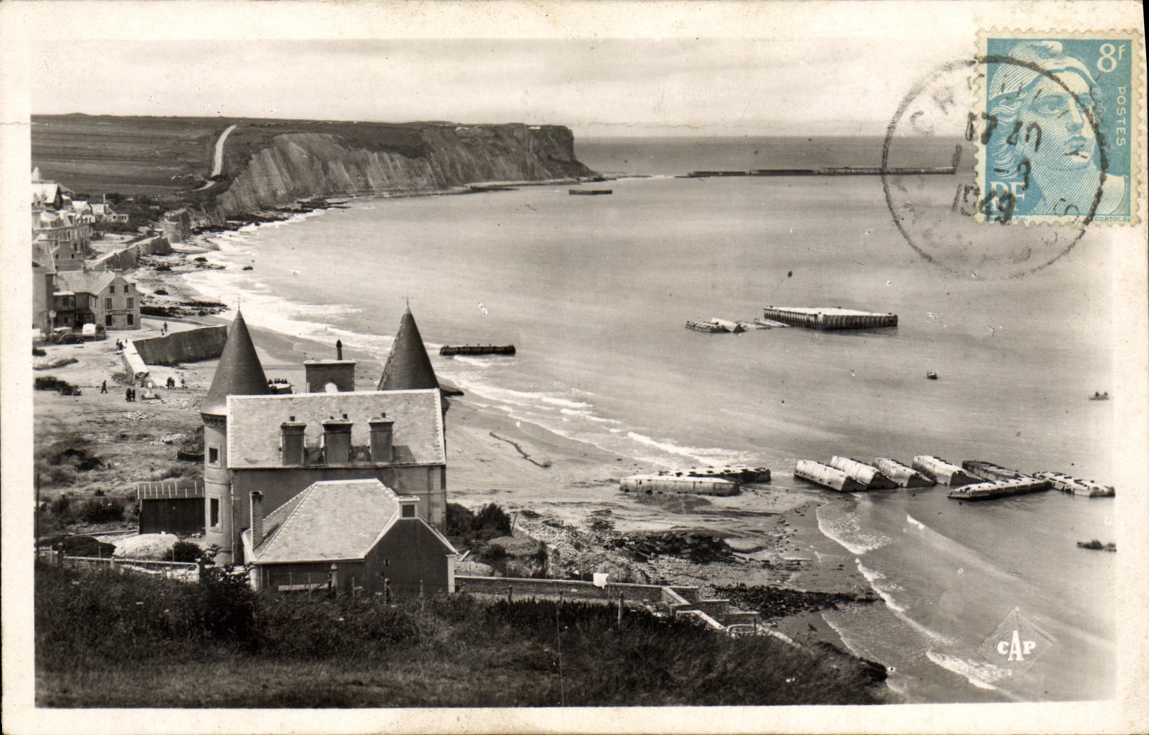 CPA Arromanches Les Bains Porte de la Liberation Vue generale du Port