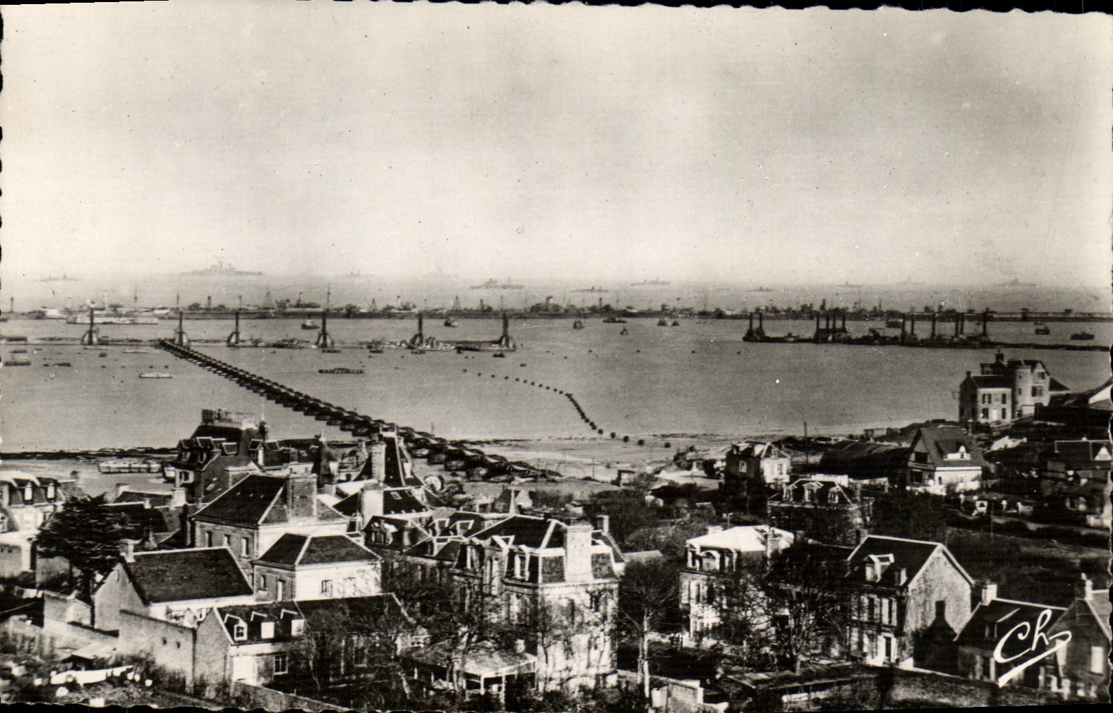 CPM Arromanches les Bains Port Winston Churchill Vue du port prise du chateau d eau 1944