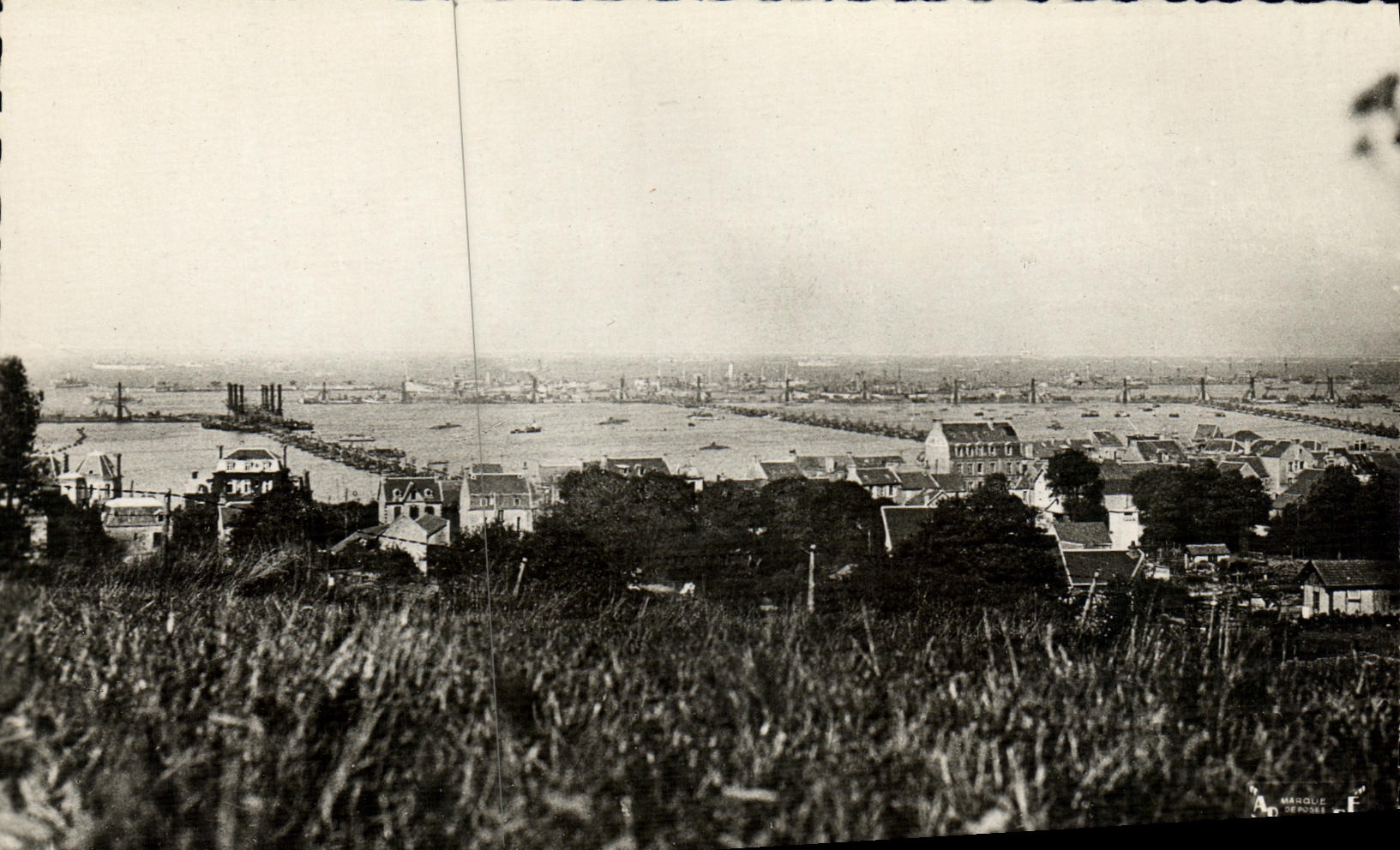 CPM Arromanches les Bains Port de la liberation 1944