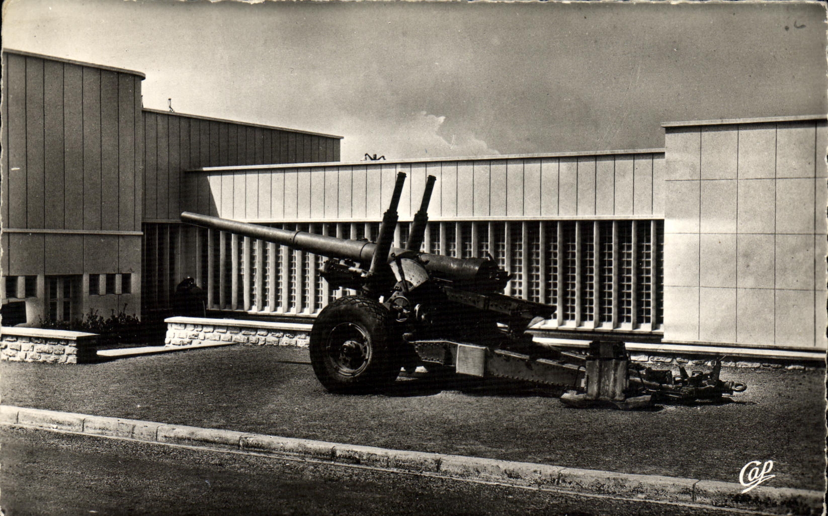 MODERN CARD Arromanches les Bains Port of the Release the Museum Gun