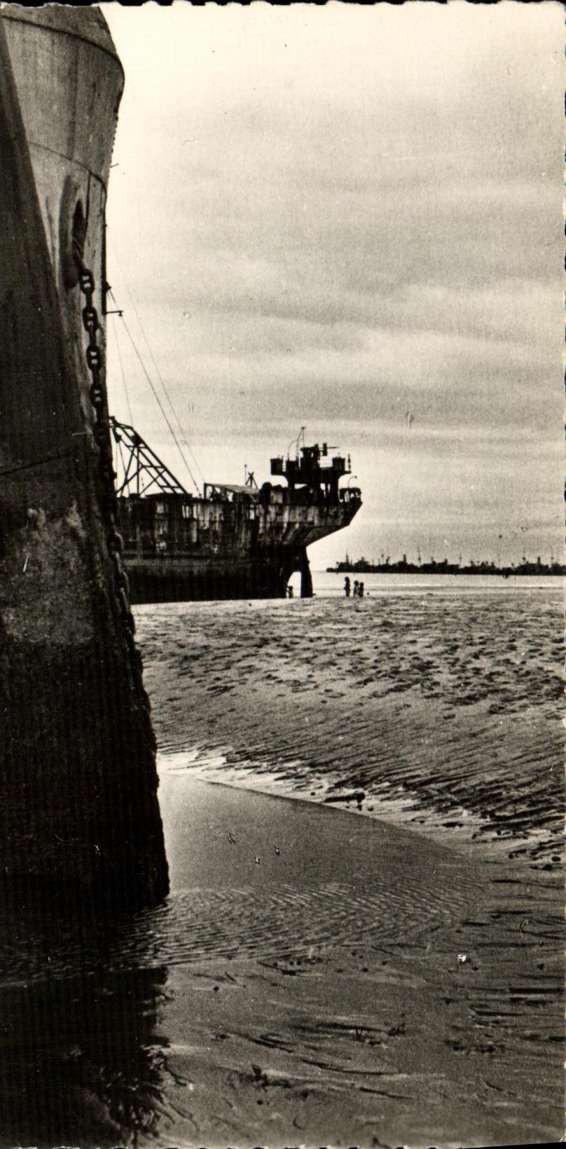 MODERN CARD Arromanches Winston Port In the Port artificel