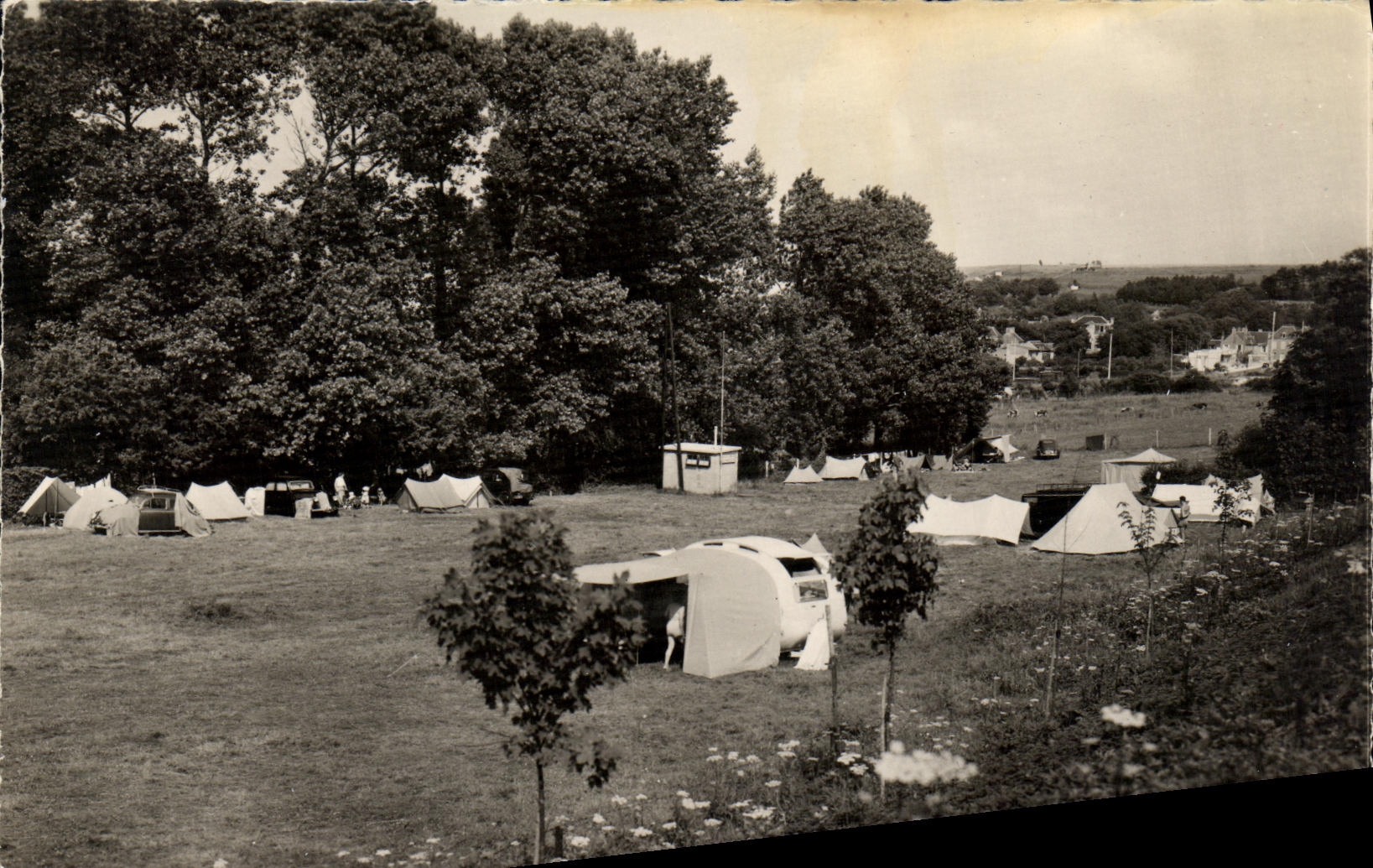 POSTAL MODERNA puerto de Arromanches les Bains del lanzamiento el sitio para acampar