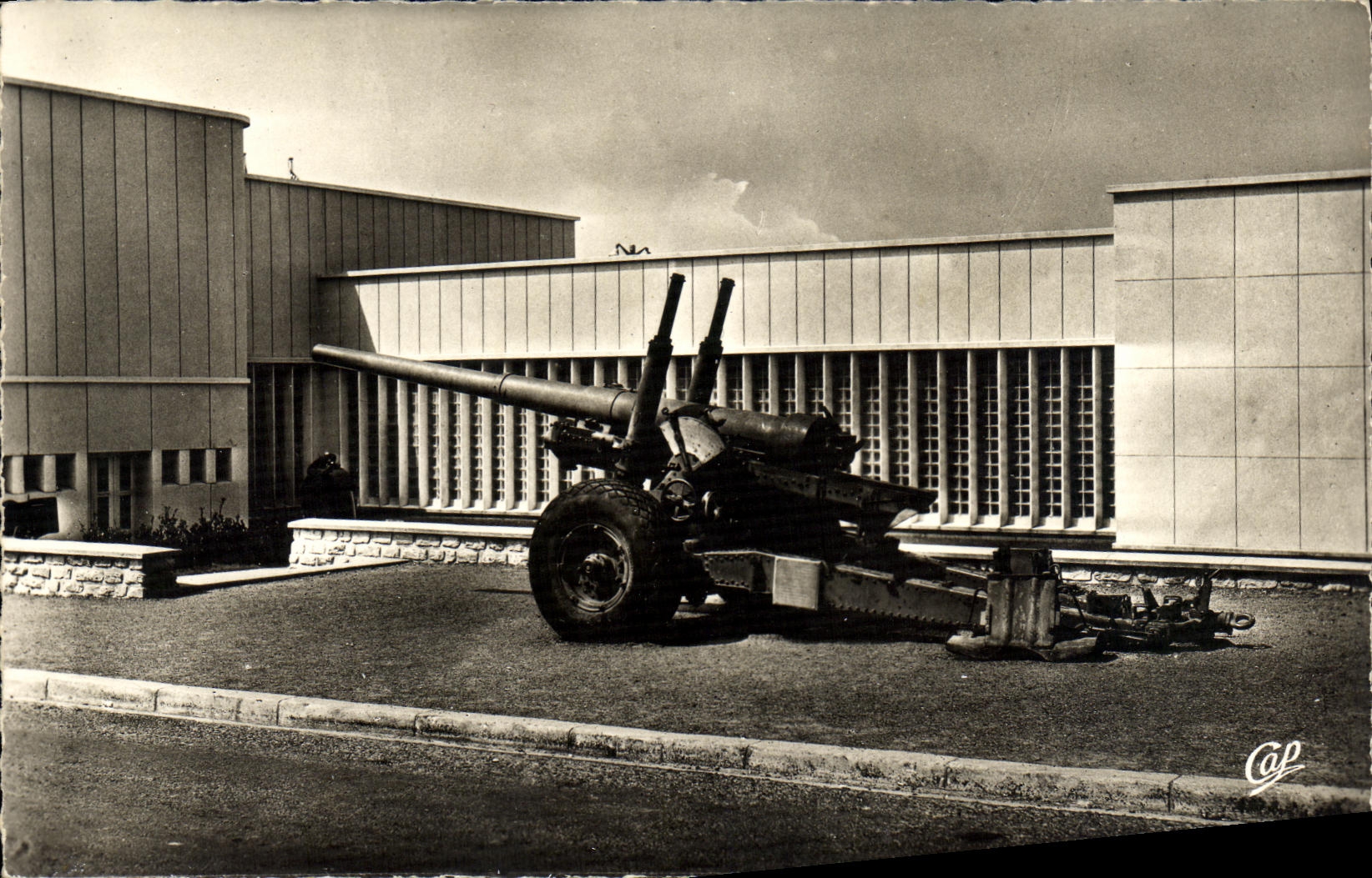 CPM Arromanches les Bains Port de la Liberation Le Musee CAnon