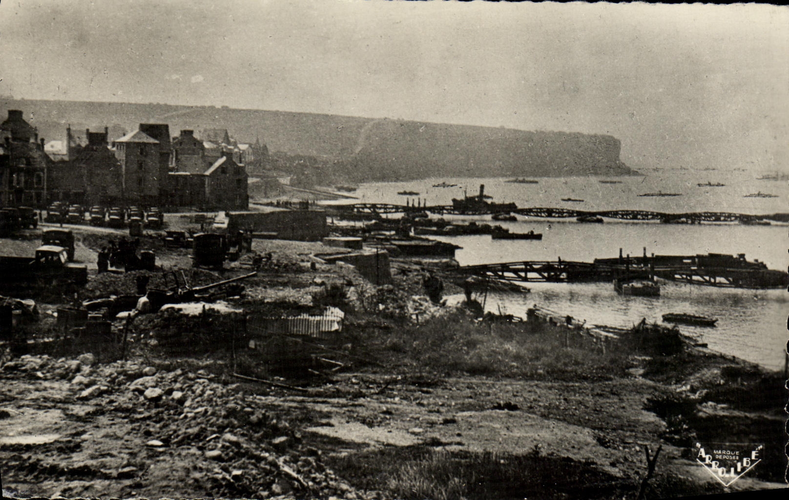 CPM Arromanches les Bains Le Port de la Liberation Les jetees de debarquement vue prise de la villa