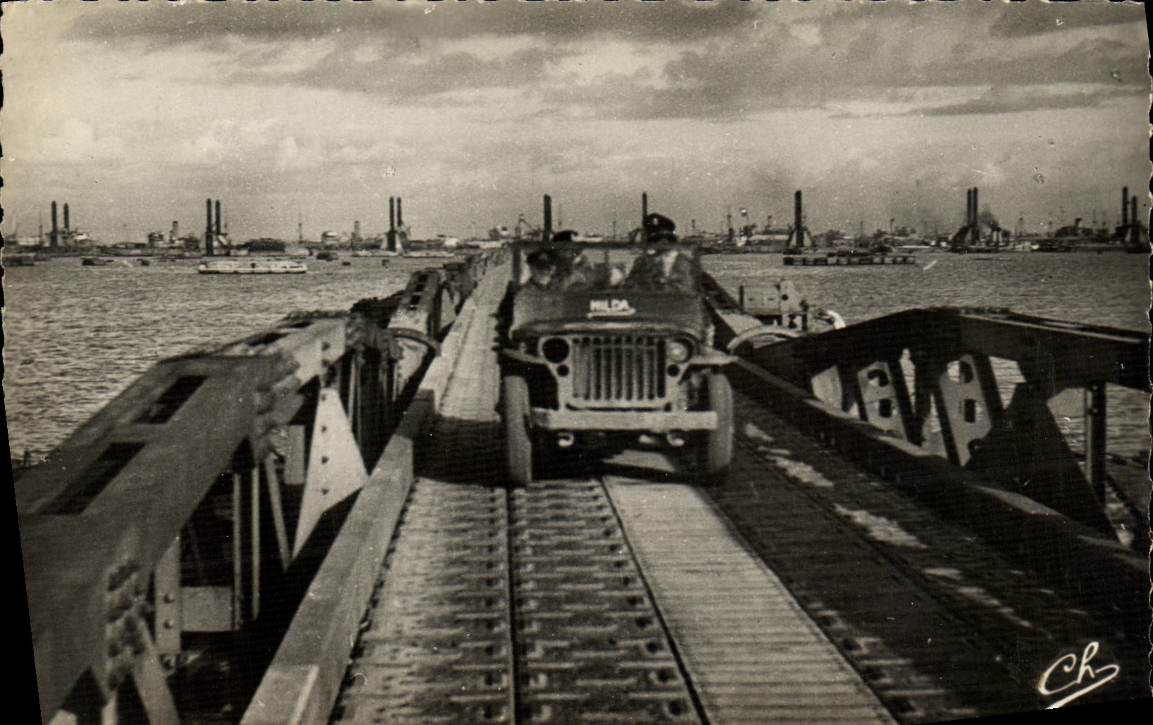 MODERN CARD Arromanches les Bains Port Winston Charchill One of the Piers To broad the quays of unloading Jeep