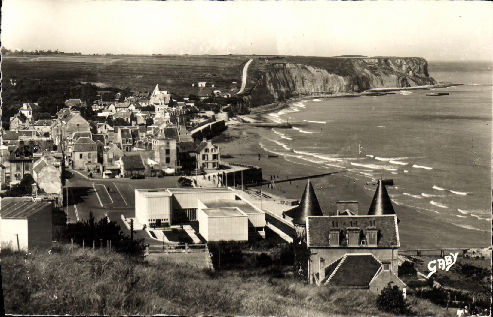 CPM Arromanches Vue d ensemble et les Tourelles