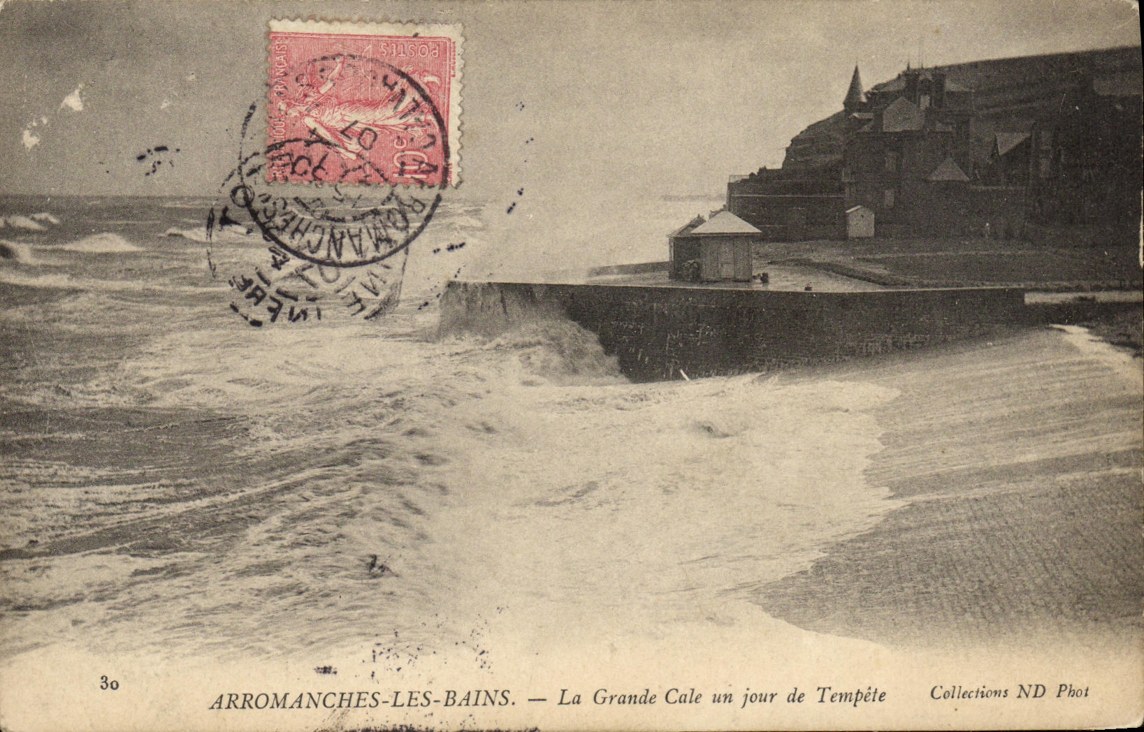 CPA Arromanches les Bains La Grande Cale un jour de Tempete