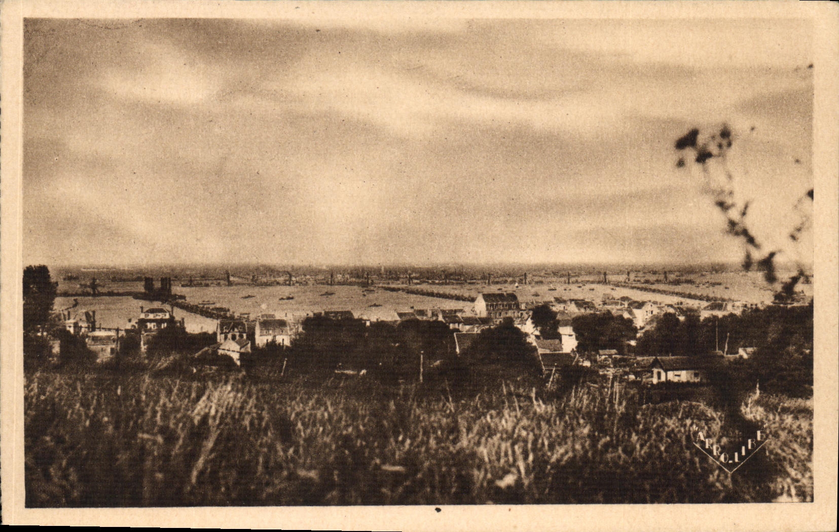 POSTAL Arromanches de la VENDIMIA les Bains el puerto de la opinion del lanzamiento sobre el puerto de desembarque