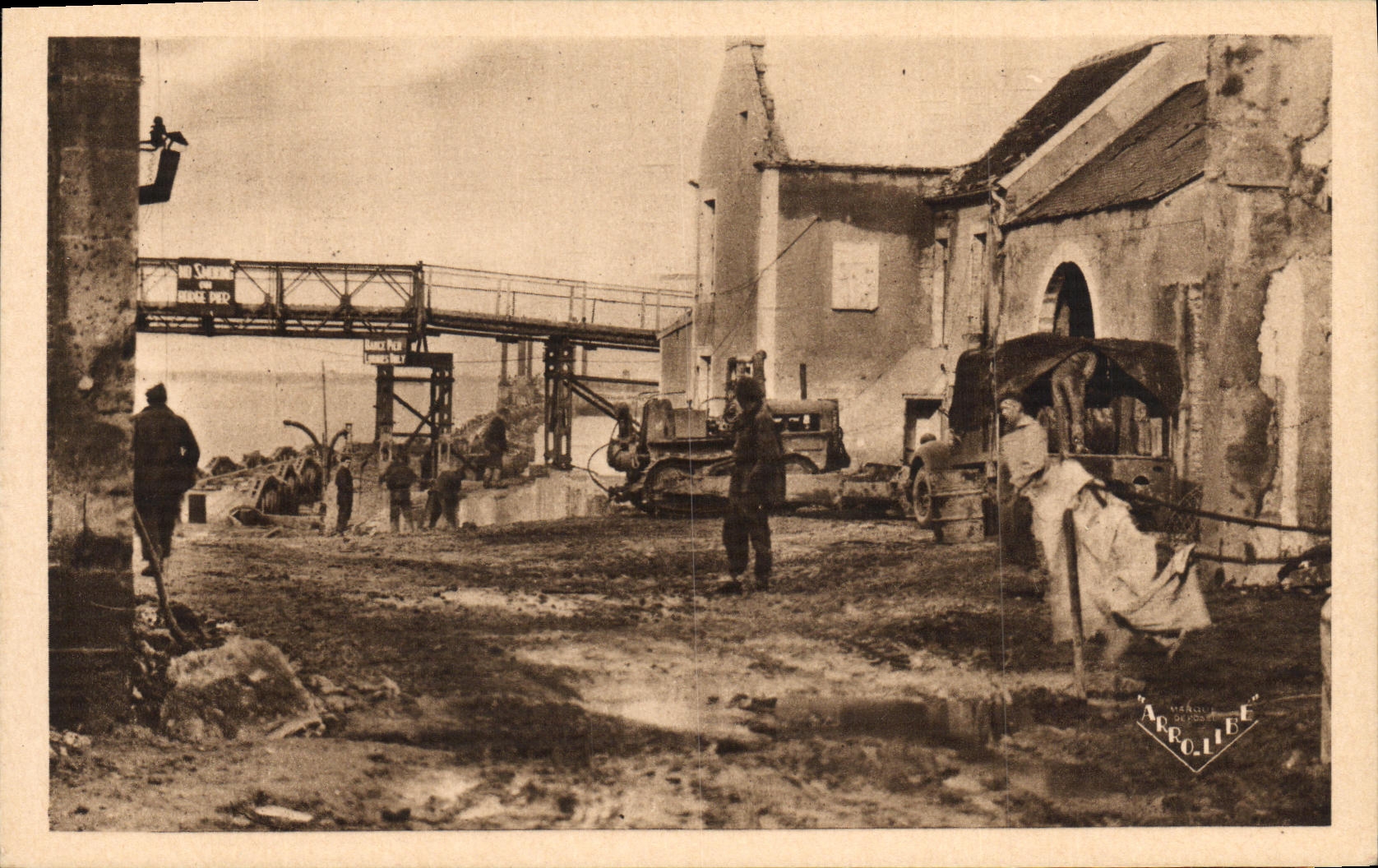 POSTAL Arromanches de la VENDIMIA les Bains el puerto del lanzamiento la calle de los banos el puerto D Arromanches Militaria