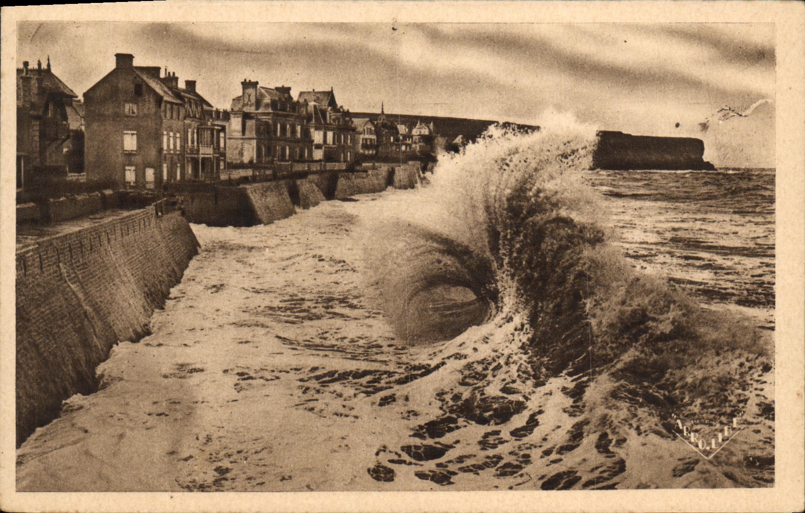 POSTAL Arromanches de la VENDIMIA les Bains el puerto del lanzamiento la presa por el mar pesado