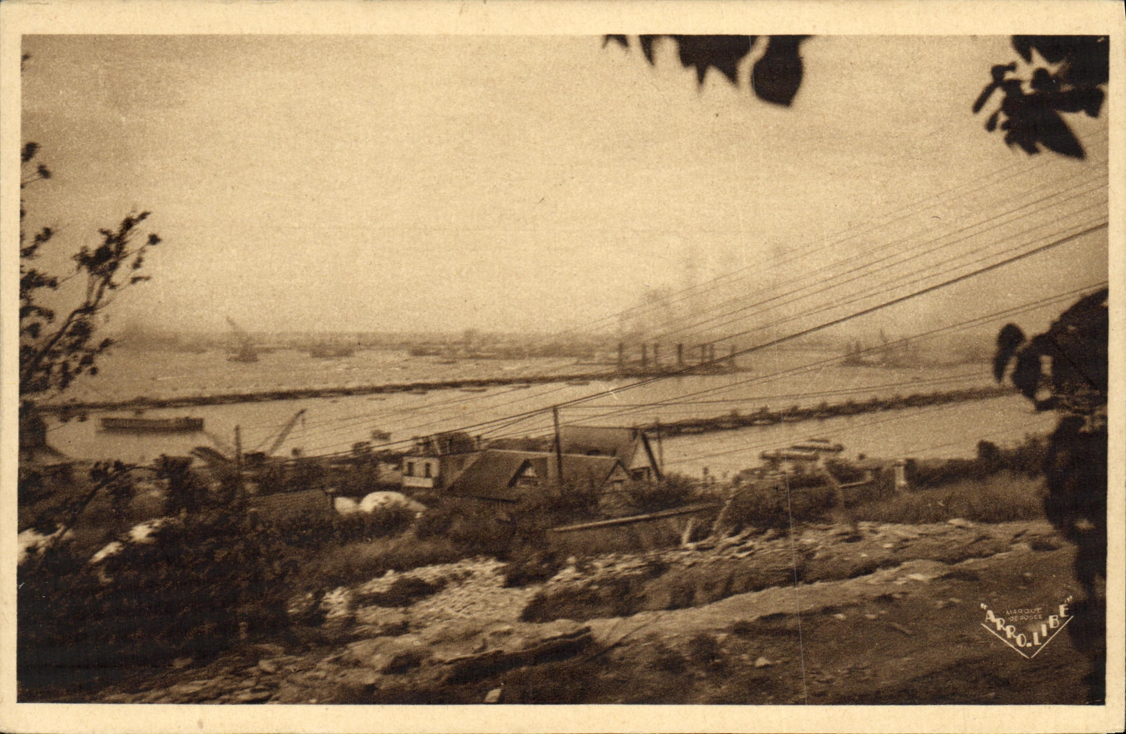 POSTAL Arromanches les Bains Winston Churchill portuario de la VENDIMIA visto en el puerto tomado de la cuesta